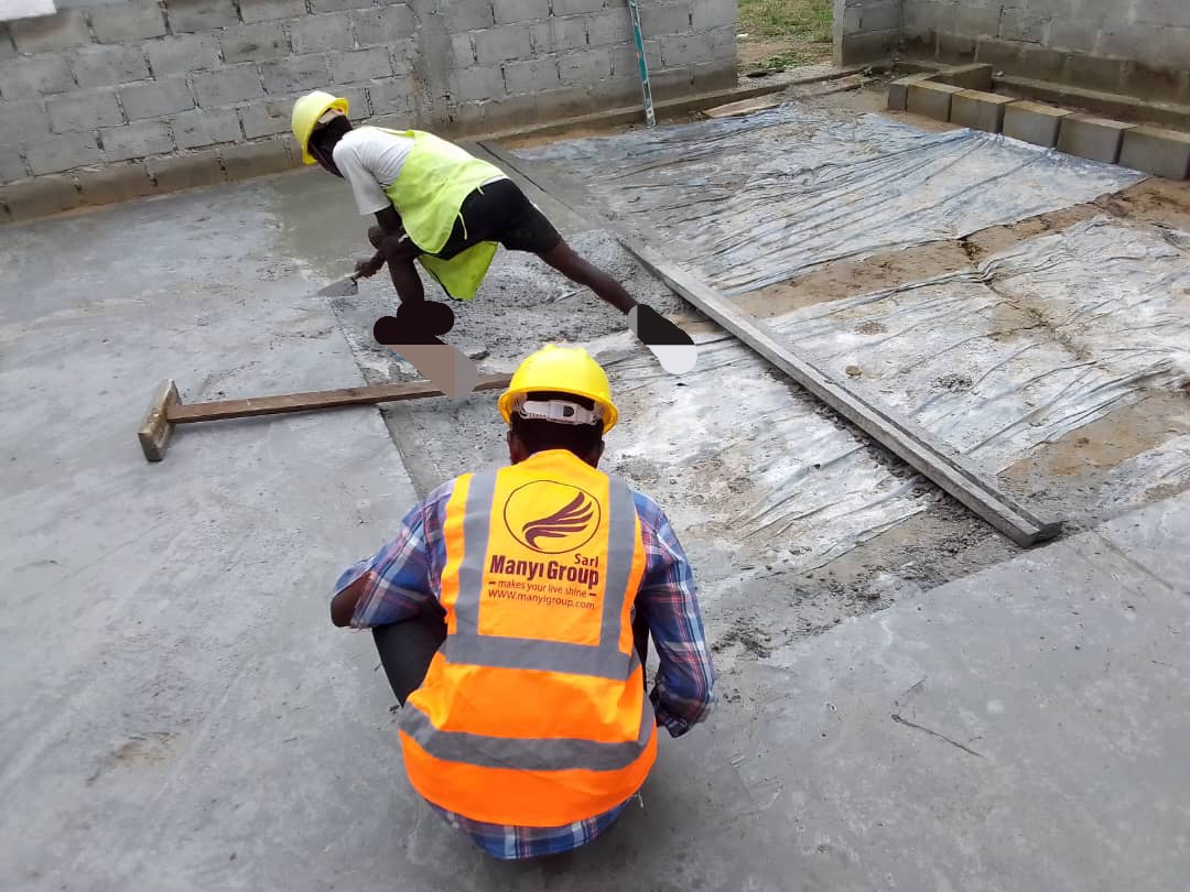 Évolution des travaux de construction de l'école primaire Ibene à Oshwe (Maï-Ndombe)